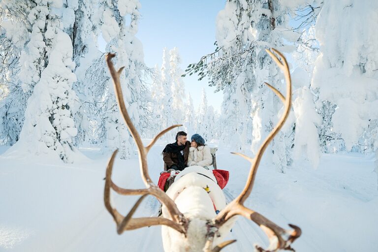 Intimate Winter Elopement in Finnish Lapland Beneath the Arctic Sky